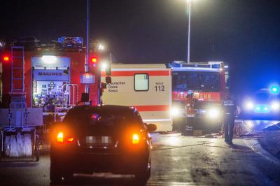 Backnang: Pkw kommt von der Fahrbahn ab, ueberschlaegt sich mehrfach - aufwendige Rettung